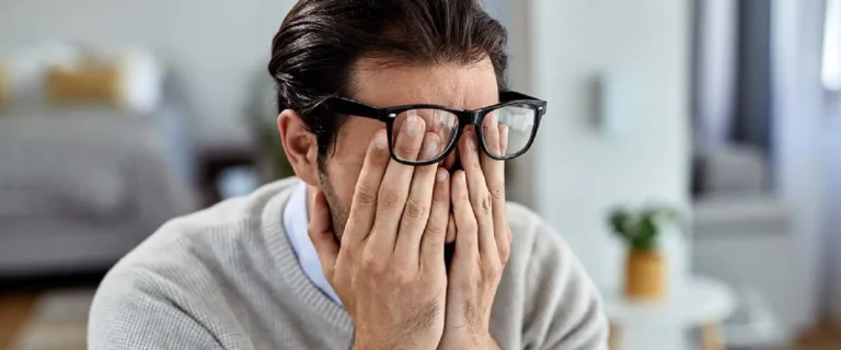 Dolor de ojos asociado a fatiga visual o enfermedades oculares