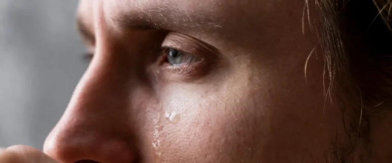 Ojos llorosos asociados a irritación, alergias o sequedad ocular