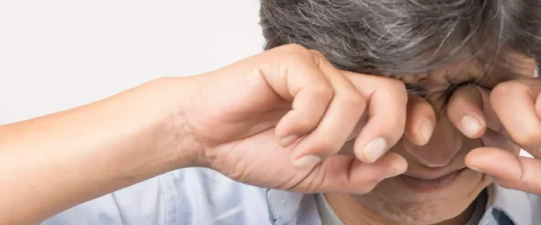 Picazón en los ojos asociada a alergias o irritación ocular