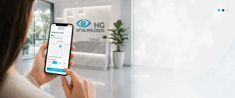 Paciente reservando y pagando una cita oftalmológica desde su smartphone en una clínica oftalmológica HG Oftalmólogos.